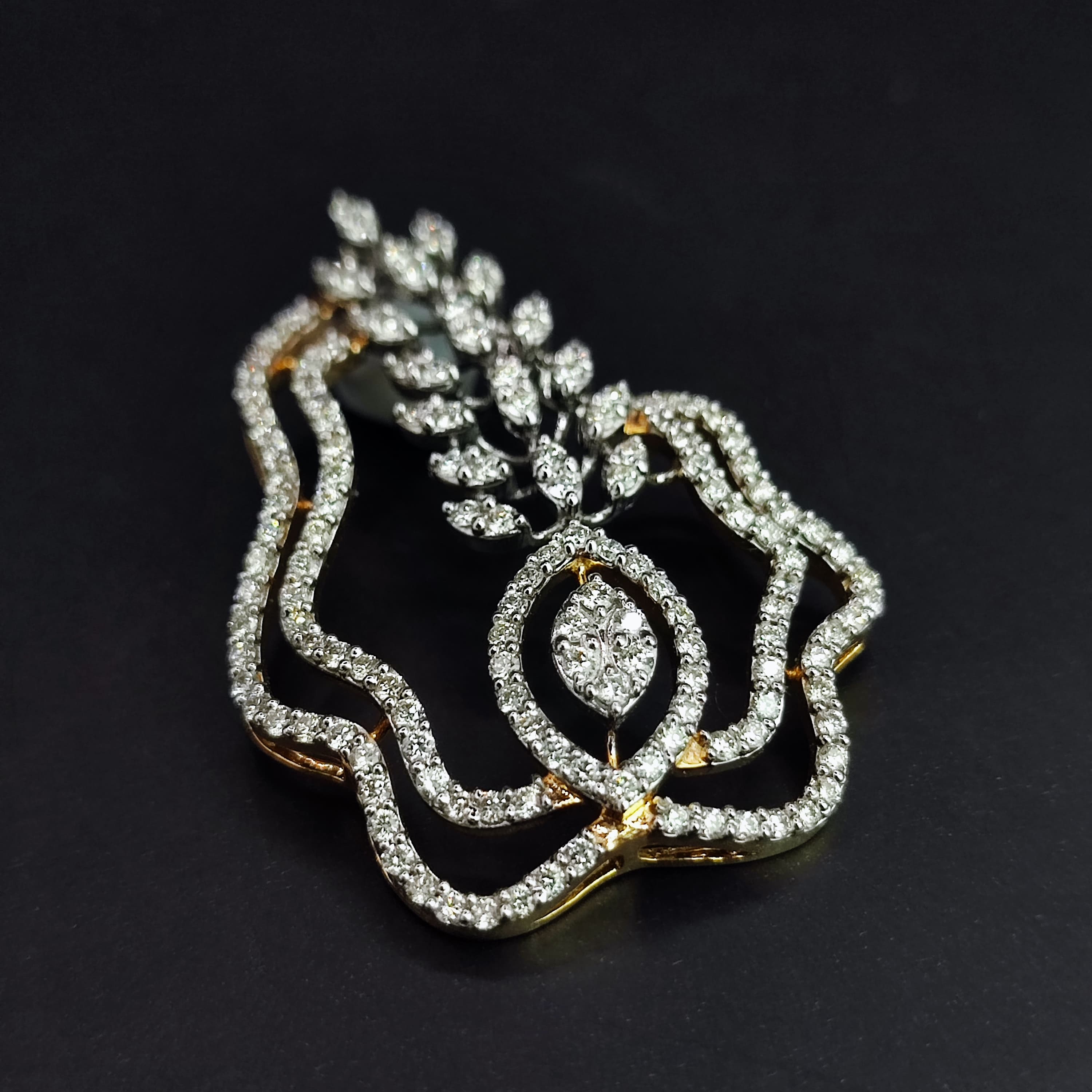 Aristocratic Aura Diamond Pendant